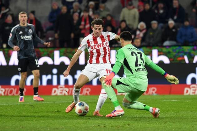 Jakub Kaminski (1. FC Koeln) und Torwart Michael Zetterer (Eintracht Frankfurt) im Zweikampf waehrend des Spiels der Bundesliga zwischen 1. FC Köln und Eintracht Frankfurt, RheinEnergieSTADION am 22. November 2025 in Köln, Deutschland. (Foto von Ralf Treese DeFodi Images) +++ Jakub Kaminski (1. FC Koeln) und Torwart Michael Zetterer (Eintracht Frankfurt) battle for the ball during the Bundesliga match between 1. FC Köln and Eintracht Frankfurt at RheinEnergieSTADION on November 22, 2025 in Köln, Germany. (Photo by Ralf Treese DeFodi Images) DFL regulations prohibit any use of photographs as image sequences and or quasi-video. (Photo by Ralf Treese DeFodi Images)