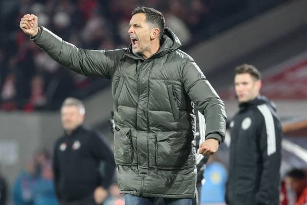 1. Bundesliga - 25 26 - 1. FC Köln - Eintracht Frankfurt am 22.11.2025 im RheinEnergieSTADION in Köln Jubel und Freude bei Trainer Dino Toppmöller Toppmoeller Toppmoller (Frankfurt) *** 1 Bundesliga 25 26 1 FC Köln Eintracht Frankfurt on 22 11 2025 at RheinEnergieSTADION in Cologne Cheers and joy for coach Dino Toppmöller Toppmoeller Toppmoller Frankfurt MH