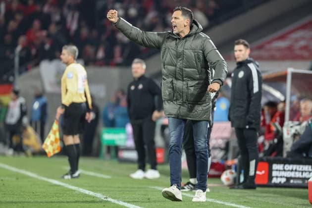 1. Bundesliga - 25 26 - 1. FC Köln - Eintracht Frankfurt am 22.11.2025 im RheinEnergieSTADION in Köln Jubel und Freude bei Trainer Dino Toppmöller Toppmoeller Toppmoller (Frankfurt)