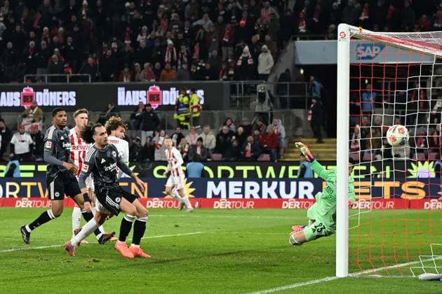 Luca Waldschmidt (1. FC Köln) Tor zum 3:4 waehrend des Spiels der Bundesliga zwischen 1. FC Köln und Eintracht Frankfurt, RheinEnergieSTADION am 22. November 2025 in Köln, Deutschland. (Foto von Ralf Treese DeFodi Images) +++ Luca Waldschmidt (1. FC Köln) scores his team™s third goal during the Bundesliga match between 1. FC Köln and Eintracht Frankfurt at RheinEnergieSTADION on November 22, 2025 in Köln, Germany. (Photo by Ralf Treese DeFodi Images) DFL regulations prohibit any use of photographs as image sequences and or quasi-video. (Photo by Ralf Treese DeFodi Images)