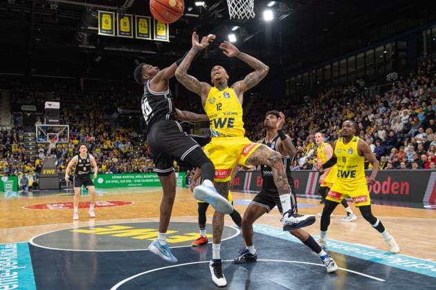 GER, Basketball, easy Credit- BBL, EWE Baskets Oldenburg vs Bamberg Baskets 22.11.2025, EWE Arena, Oldenburg, GER, easy Credit-BBL, EWE Baskets Oldenburg vs Bamberg Baskets, im Bild unter dem Korb Michale KYSER ( EWE Baskets Oldenburg 12 ) Ejiofor ONU ( Bamberg Baskets 35 )