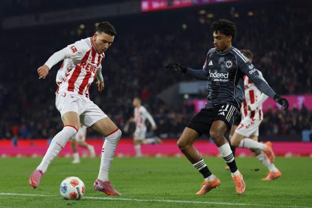 Said El Mala (1. FC Koeln) und Nathaniel Brown (Eintrach Frankfurt) im Zweikampf waehrend des spiels der Bundesliga zwischen 1. FC Köln und Eintracht Frankfurt, RheinEnergieSTADION am 22. November 2025 in Köln, Deutschland. (Foto von Oliver Kaelke DeFodi Images) +++ Said El Mala (1. FC Koeln) und Nathaniel Brown (Eintrach Frankfurt) battle for the ball during the Bundesliga match between 1. FC Köln and Eintracht Frankfurt at RheinEnergieSTADION on November 22, 2025 in Köln, Germany. (Photo by Oliver Kaelke DeFodi Images) DFL regulations prohibit any use of photographs as image sequences and or quasi-video. (Photo by Oliver Kaelke DeFodi Images)