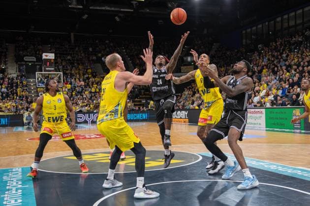 GER, Basketball, easy Credit- BBL, EWE Baskets Oldenburg vs Bamberg Baskets 22.11.2025, EWE Arena, Oldenburg, GER, easy Credit-BBL, EWE Baskets Oldenburg vs Bamberg Baskets, im Bild Cobe WILLIAMS ( Bamberg Baskets 24 ) Seth HINRICHS ( EWE Baskets Oldenburg 21 ) Michale KYSER ( EWE Baskets Oldenburg 12 ) Ejiofor ONU ( Bamberg Baskets 35 )