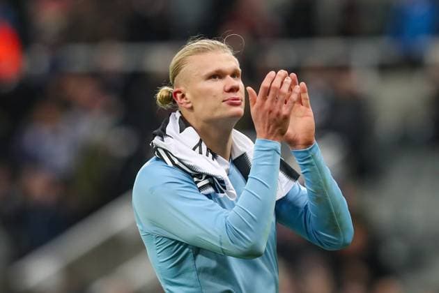Newcastle United v Manchester City, Premier League Erling Haland Of Manchester City applauds the fans during the Newcastle United v Manchester City Premier League match at St. James Park, Newcastle Upon Tyne, England on 22 November 2025 Credit: Lee Keuneke Every Second Media Editorial use only. All images are copyright Every Second Media Limited. No images may be reproduced without prior permission. All rights reserved. Premier League and Football League images are subject to licensing agreements with Football DataCo Limited. see https: www.football-dataco.com Copyright: xIMAGO EveryxSecondxMediax ESM-1674-0065 LeexKeunekex xEveryxSecondxMediax
