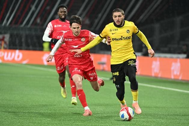 BERN, SWITZERLAND - NOVEMBER 22: Fabian Rohner of Winterthur l) against Jaouen Hadjam of Young Boys r) during the Swiss Super League match between BSC Young Boys and FC Winterthur at Stadion Wankdorf on November 22, 2025 in Bern, Switzerland. Bern Stadion Wankdorf Bern Switzerland Copyright: xJustPictures.ch ManuelxWinterbergerx jp-en-EuSpIm-MWI_5691