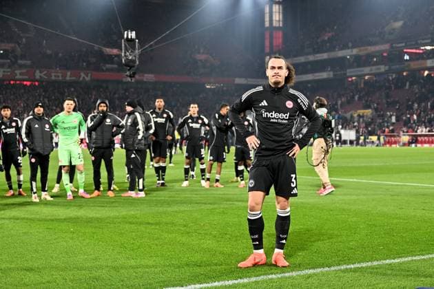 22.11.2025, xjhx, Fussball 1.Bundesliga, 1.FC Koeln - Eintracht Frankfurt v.l. Jubel, Freude über den Sieg Arthur Theate (Eintracht Frankfurt) (DFL DFB REGULATIONS PROHIBIT ANY USE OF PHOTOGRAPHS as IMAGE SEQUENCES and or QUASI-VIDEO) Koeln