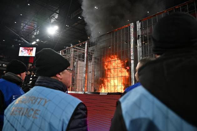 22.11.2025, xjhx, Fussball 1.Bundesliga, 1.FC Koeln - Eintracht Frankfurt v.l. Feuer im Frankfurter Block (DFL DFB REGULATIONS PROHIBIT ANY USE OF PHOTOGRAPHS as IMAGE SEQUENCES and or QUASI-VIDEO) Koeln