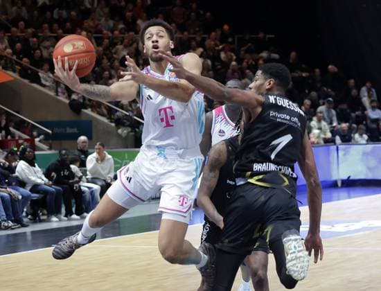 Alijah Comithier (Telekom Baskets Bonn) beim Korbwurf gegen David N™Guessan (Braunschweiger Basketball Loewen) Basketball, Herren, Saison 2025 2026, easyCredit Basketball-Bundesliga, Basketball Loewen Braunschweig gegen Telekom Baskets Bonn