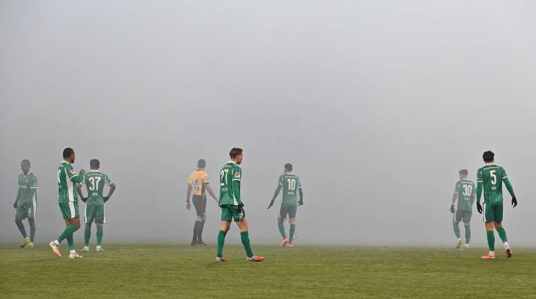 22.11.2025 - Fussball - Saison 2025 2026 - 2. Fussball - Bundesliga - 13. Spieltag: SV Darmstadt 98 SVD ( Lilien ) - SpVgg Greuther Fürth ( Kleeblatt ) - Sportfoto Zink MeZi - xmexzix - DFL regulations prohibit any use of photographs as image sequences and or quasi-video - only for editorial use - Spielunterbrechung wegen Pyro Pyrotechnik Bengalos Bengalfackel Rauch Nebel Max Burda (Schiedsrichter ) David Abrangao (40, SpVgg Greuther Fürth ) Gian Luca Gian-Luca Itter (27, SpVgg Greuther Fürth ) Reno Münz Muenz (5, SpVgg Greuther Fürth )