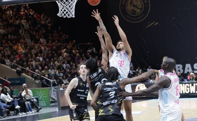 Korbwurf Alijah Comithier (Telekom Baskets Bonn) Basketball, Herren, Saison 2025 2026, easyCredit Basketball-Bundesliga, Basketball Loewen Braunschweig gegen Telekom Baskets Bonn