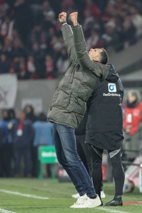 1. Bundesliga - 25 26 - 1. FC Köln - Eintracht Frankfurt am 22.11.2025 im RheinEnergieSTADION in Köln Schlussjubel bei Trainer Dino Toppmöller Toppmoeller Toppmoller (Frankfurt)