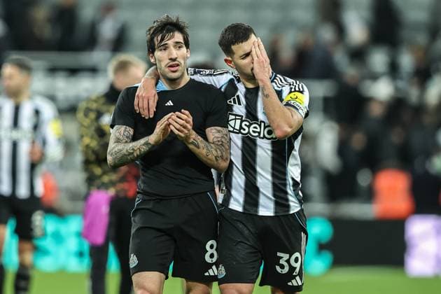 Premier League Newcastle United v Manchester City Sandro Tonali of Newcastle Untied and Bruno Guimaraes of Newcastle United applaud the fans after the game during the Premier League match Newcastle United vs Manchester City at St. James s Park, Newcastle, United Kingdom, 21st November 2025 (Photo by Alfie Cosgrove News Images) Newcastle St. James s Park Tyne and Wear United Kingdom Copyright: xAlfiexCosgrove NewsxImagesx