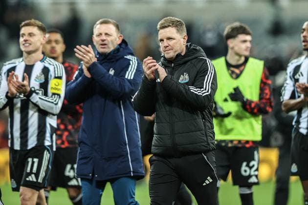 Premier League Newcastle United v Manchester City Eddie Howe manager of Newcastle United applauds the fans after the game during the Premier League match Newcastle United vs Manchester City at St. James s Park, Newcastle, United Kingdom, 21st November 2025 (Photo by Alfie Cosgrove News Images) Newcastle St. James s Park Tyne and Wear United Kingdom Copyright: xAlfiexCosgrove NewsxImagesx
