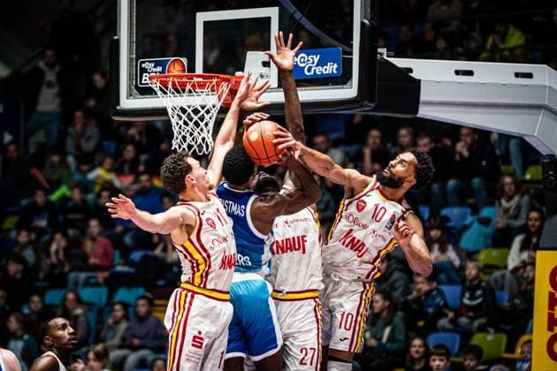 22.11.2025, xhfmx, Basketball easyCredit BBL Bundesliga, Frankfurt Skyliners - Würzburg Baskets Brae Ivey (Würzburg Basekts), Eddy Edigin Jr. (Würzburg Basekts) und Davion Mintz (Würzburg Basekts) verteidigen gegen William Christmas (Skyliners Frankfurt) am Korb (DFL DFB REGULATIONS PROHIBIT ANY USE OF PHOTOGRAPHS as IMAGE SEQUENCES and or QUASI-VIDEO) Frankfurt am Main