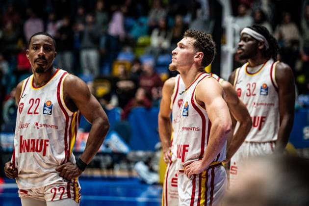22.11.2025, xhfmx, Basketball easyCredit BBL Bundesliga, Frankfurt Skyliners - Würzburg Baskets v.l. Johnthan Stove (Würzburg Basekts), Brae Ivey (Würzburg Basekts), Charles Thompson (Würzburg Basekts) enttäsucht nach der Niederlage in Frankfurt (DFL DFB REGULATIONS PROHIBIT ANY USE OF PHOTOGRAPHS as IMAGE SEQUENCES and or QUASI-VIDEO) Frankfurt am Main