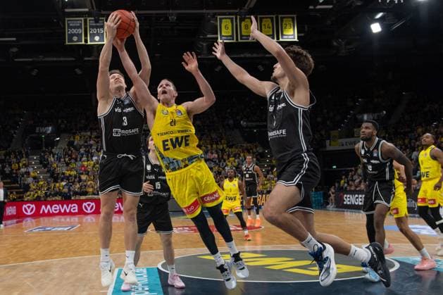 GER, Basketball, easy Credit- BBL, EWE Baskets Oldenburg vs Bamberg Baskets 22.11.2025, EWE Arena, Oldenburg, GER, easy Credit-BBL, EWE Baskets Oldenburg vs Bamberg Baskets, im Bild Patrick HECKMANN ( Bamberg Baskets 33 ) Seth HINRICHS ( EWE Baskets Oldenburg 21 ) Zachary ENSMINGER ( Bamberg Baskets 1 )