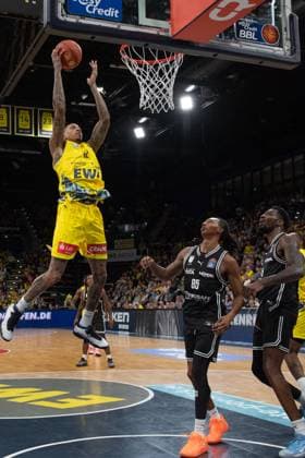 GER, Basketball, easy Credit- BBL, EWE Baskets Oldenburg vs Bamberg Baskets 22.11.2025, EWE Arena, Oldenburg, GER, easy Credit-BBL, EWE Baskets Oldenburg vs Bamberg Baskets, im Bild Michale KYSER ( EWE Baskets Oldenburg 12 ) Austin Matthew CROWLEY ( Bamberg Baskets 85 ) Ejiofor ONU ( Bamberg Baskets 35 )