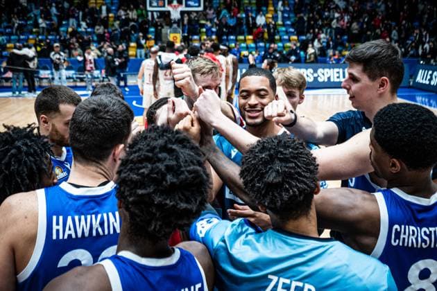 22.11.2025, xhfmx, Basketball easyCredit BBL Bundesliga, Frankfurt Skyliners - Würzburg Baskets Teamkreis Frankfurt Skyliners nach dem Heimsieg gegen Würzbrug. (DFL DFB REGULATIONS PROHIBIT ANY USE OF PHOTOGRAPHS as IMAGE SEQUENCES and or QUASI-VIDEO) Frankfurt am Main