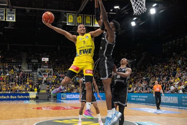 GER, Basketball, easy Credit- BBL, EWE Baskets Oldenburg vs Bamberg Baskets 22.11.2025, EWE Arena, Oldenburg, GER, easy Credit-BBL, EWE Baskets Oldenburg vs Bamberg Baskets, im Bild Nicholas TISCHLER ( EWE Baskets Oldenburg 11 ) Ejiofor ONU ( Bamberg Baskets 35 )