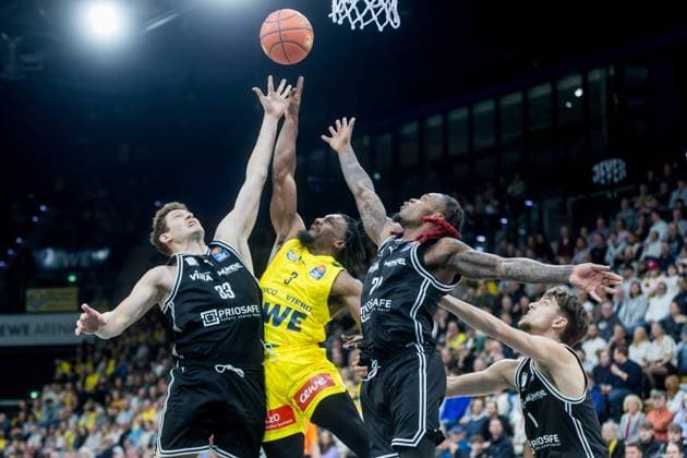 Oldenburg, Niedersachsen, DEU, 22.11.2025, Christopher Clemons (Mitte, EWE Baskets Oldenburg), Patrick Heckmann (links, BMA365 Bamberg Baskets), Cobe Williams (2. v. rechts, BMA365 Bamberg Baskets) und Zachary Ensminger (rechts, BMA365 Bamberg Baskets). EWE Baskets Oldenburg vs. BMA365 Bamberg Baskets. 1. Basketball-Bundesliga Saison 2025 2026, 8. Spieltag, Grosse EWE Arena. EWE Baskets Oldenburg vs. BMA365 Bamberg Baskets