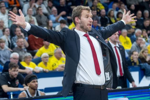 Oldenburg, Niedersachsen, DEU, 22.11.2025, Head-Coach Anton Gavel (BMA365 Bamberg Baskets). gestikuliert. EWE Baskets Oldenburg vs. BMA365 Bamberg Baskets. 1. Basketball-Bundesliga Saison 2025 2026, 8. Spieltag, Grosse EWE Arena. EWE Baskets Oldenburg vs. BMA365 Bamberg Baskets