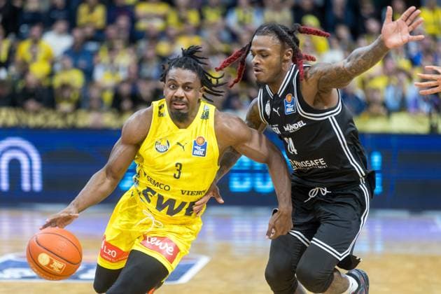 Oldenburg, Niedersachsen, DEU, 22.11.2025, Christopher Clemons (links, EWE Baskets Oldenburg) und Cobe Williams (rechts, BMA365 Bamberg Baskets). EWE Baskets Oldenburg vs. BMA365 Bamberg Baskets. 1. Basketball-Bundesliga Saison 2025 2026, 8. Spieltag, Grosse EWE Arena. EWE Baskets Oldenburg vs. BMA365 Bamberg Baskets