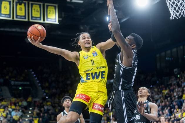 Oldenburg, Niedersachsen, DEU, 22.11.2025, Nicholas Tischler (links, EWE Baskets Oldenburg) und Ejiofor Onu (rechts, BMA365 Bamberg Baskets). EWE Baskets Oldenburg vs. BMA365 Bamberg Baskets. 1. Basketball-Bundesliga Saison 2025 2026, 8. Spieltag, Grosse EWE Arena. EWE Baskets Oldenburg vs. BMA365 Bamberg Baskets