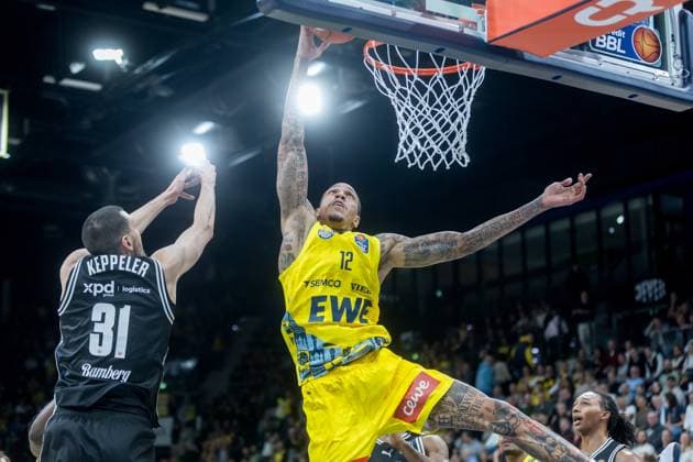 Oldenburg, Niedersachsen, DEU, 22.11.2025, Michale Kyser (Mitte, EWE Baskets Oldenburg) und Daniel Keppeler (links, BMA365 Bamberg Baskets). EWE Baskets Oldenburg vs. BMA365 Bamberg Baskets. 1. Basketball-Bundesliga Saison 2025 2026, 8. Spieltag, Grosse EWE Arena. EWE Baskets Oldenburg vs. BMA365 Bamberg Baskets