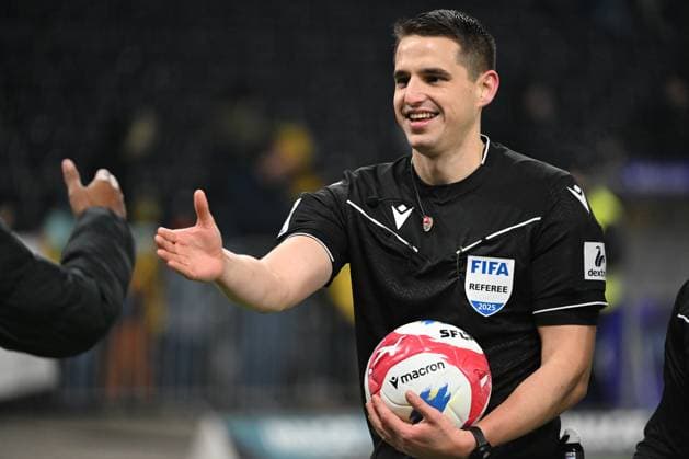 BERN, SWITZERLAND - NOVEMBER 22: Referee Lionel Tschudi in Action during the Swiss Super League match between BSC Young Boys and FC Winterthur at Stadion Wankdorf on November 22, 2025 in Bern, Switzerland. Bern Stadion Wankdorf Bern Switzerland Copyright: xJustPictures.ch ManuelxWinterbergerx jp-en-EuSpIm-MWI_5746A