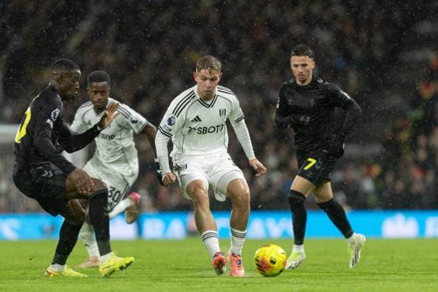 Emile Smith Rowe of Fulham on the ball during the Premier League match between Fulham and Sunderland at Craven Cottage on November 22, 2025 in London, England. (Photo by Pedro Soares SPP) Copyright: xPedroxSoaresx xSPPx Sportspressphoto_SPR65043