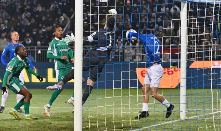 22.11.2025 - Fussball - Saison 2025 2026 - 2. Fussball - Bundesliga - 13. Spieltag: SV Darmstadt 98 SVD ( Lilien ) - SpVgg Greuther Fürth ( Kleeblatt ) - Sportfoto Zink - xwoxzix - DFL regulations prohibit any use of photographs as image sequences and or quasi-video - only for editorial use - Marcel Schuhen (1, SV Darmstadt 98 D98 SV98 ) rettet nach abgefälschtem Spielball Ball von Fraser Hornby (9, SV Darmstadt 98 D98 SV98 )