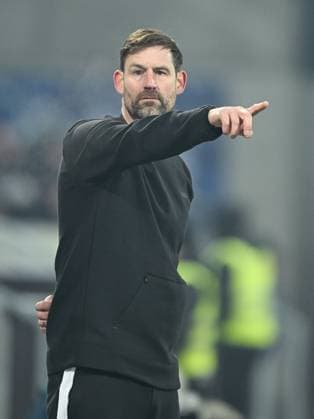 Thomas Kleine (SpVgg Greuther Fürth, Trainer) gestikuliert, GER, SV Darmstadt 98 vs SpVgg Greuther Fürth, Fussball, 2. Bundesliga, 13. Spieltag, Spielzeit 2025 2026, 22.11.2025. DFL REGULATIONS PROHIBIT ANY USE OF PHOTOGRAPHS AS IMAGE SEQUENCES AND OR QUASI-VIDEO GER, SV Darmstadt 98 vs SpVgg Greuther Fürth, Fussball, 2. Bundesliga, 13. Spieltag, Spielzeit 2025 2026, 22.11.2025. Darmstadt