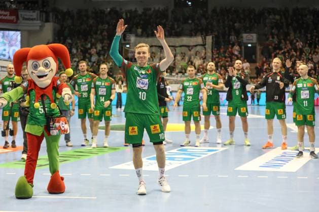 22.11.2025, xgox, Handball, Daikin HBL, SC Magdeburg - HSG Wetzlar v.l. Magdeburg um Gisli Thorgeir Kristjansson (Magdeburg, 10) Jubel ueber den Sieg, Jubel nach Spielende. Vertrag verlängert , Vertragsverlägerung 2030 Magdeburg
