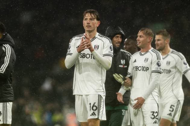Sander Berge of Fulham applauds the fans at the final whistle during the Premier League match between Fulham and Sunderland at Craven Cottage on November 22, 2025 in London, England. (Photo by Pedro Soares SPP) Copyright: xPedroxSoaresx xSPPx Sportspressphoto_SPR65075