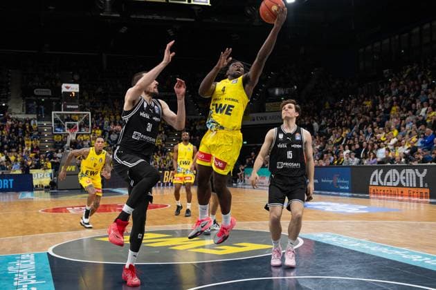 GER, Basketball, easy Credit- BBL, EWE Baskets Oldenburg vs Bamberg Baskets 22.11.2025, EWE Arena, Oldenburg, GER, easy Credit-BBL, EWE Baskets Oldenburg vs Bamberg Baskets, im Bild Brain FOBBS ( EWE Baskets Oldenburg 4 ) Daniel KEPPELER ( Bamberg Baskets 31 ) Adrian PETKOVIC ( Bamberg Baskets 15 )