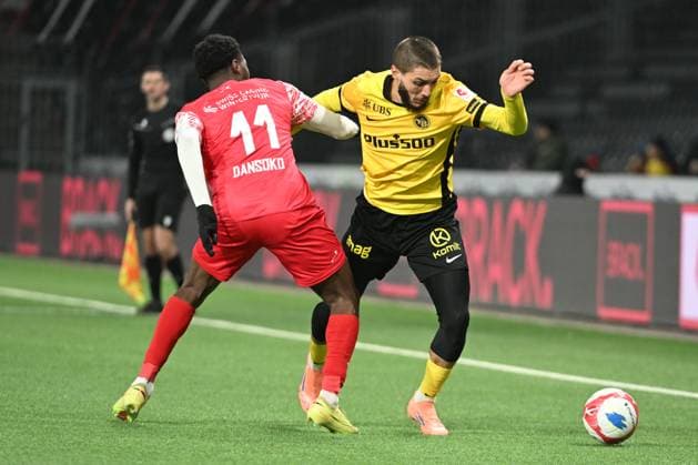 BERN, SWITZERLAND - NOVEMBER 22: Bafode Dansoko of Winterthur l) against Jaouen Hadjam of Young Boys r) during the Swiss Super League match between BSC Young Boys and FC Winterthur at Stadion Wankdorf on November 22, 2025 in Bern, Switzerland. Bern Stadion Wankdorf Bern Switzerland Copyright: xJustPictures.ch ManuelxWinterbergerx jp-en-EuSpIm-MWI_5774A