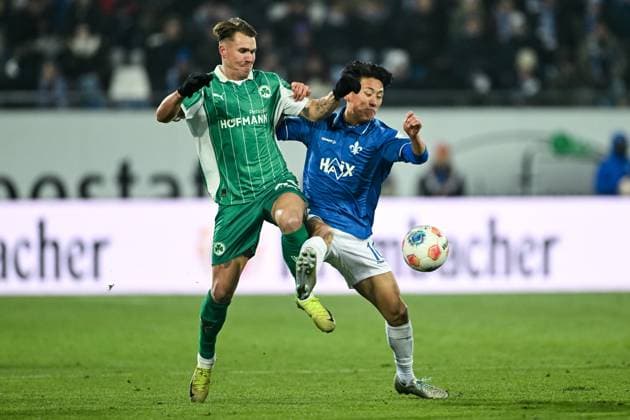 Felix Klaus (SpVgg Greuther Fürth, 30) im Zweikampf mit Hiroki Akiyama (SV Darmstadt 1898, 16), GER, SV Darmstadt 98 vs SpVgg Greuther Fürth, Fussball, 2. Bundesliga, 13. Spieltag, Spielzeit 2025 2026, 22.11.2025. DFL REGULATIONS PROHIBIT ANY USE OF PHOTOGRAPHS AS IMAGE SEQUENCES AND OR QUASI-VIDEO GER, SV Darmstadt 98 vs SpVgg Greuther Fürth, Fussball, 2. Bundesliga, 13. Spieltag, Spielzeit 2025 2026, 22.11.2025. Darmstadt