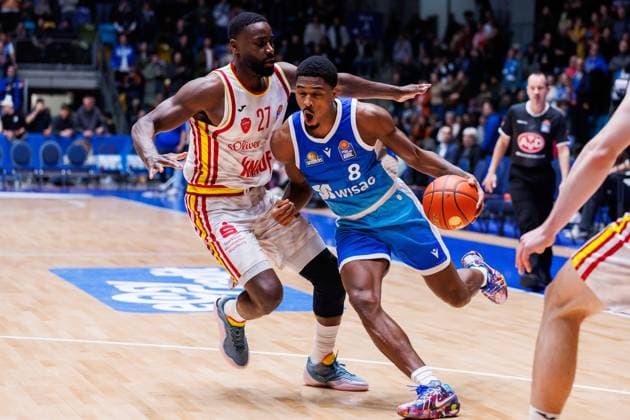 easycredit BBL, Frankfurt Skyliners - Fitness First Würzburg Baskets, 22.11.2025 William Christmas (Frankfurt Skyliners, 8) mit Ball gegen Eddy Edigin Jr (Fitness First Würzburg Baskets, 27) Spiel der easycredit BBL Frankfurt Skyliners - Fitness First Würzburg Baskets; am 8. Spieltag der Saison 25 26 in der Süwag Energie ARENA am 22.11.2025 Copyright: xBEAUTIFULxSPORTS Hahnex