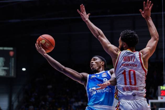 easycredit BBL, Frankfurt Skyliners - Fitness First Würzburg Baskets, 22.11.2025 William Christmas (Frankfurt Skyliners, 8) mit einem Korbleger gegen Davion Mintz (Fitness First Würzburg Baskets, 10) Spiel der easycredit BBL Frankfurt Skyliners - Fitness First Würzburg Baskets; am 8. Spieltag der Saison 25 26 in der Süwag Energie ARENA am 22.11.2025 Copyright: xBEAUTIFULxSPORTS Hahnex