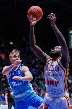 easycredit BBL, Frankfurt Skyliners - Fitness First Würzburg Baskets, 22.11.2025 Charles Thompson (Fitness First Würzburg Baskets, 32) unter dem Korb gegen Till Pape (Frankfurt Skyliners, 19) Spiel der easycredit BBL Frankfurt Skyliners - Fitness First Würzburg Baskets; am 8. Spieltag der Saison 25 26 in der Süwag Energie ARENA am 22.11.2025 Copyright: xBEAUTIFULxSPORTS Hahnex