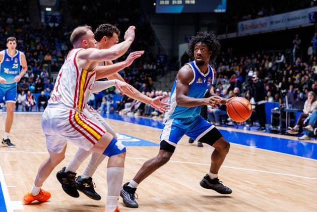 easycredit BBL, Frankfurt Skyliners - Fitness First Würzburg Baskets, 22.11.2025 Isaiah Swope (Frankfurt Skyliners, 1) mit Ball gegen Brae Ivey (Fitness First Würzburg Baskets, 11) Spiel der easycredit BBL Frankfurt Skyliners - Fitness First Würzburg Baskets; am 8. Spieltag der Saison 25 26 in der Süwag Energie ARENA am 22.11.2025 Copyright: xBEAUTIFULxSPORTS Hahnex