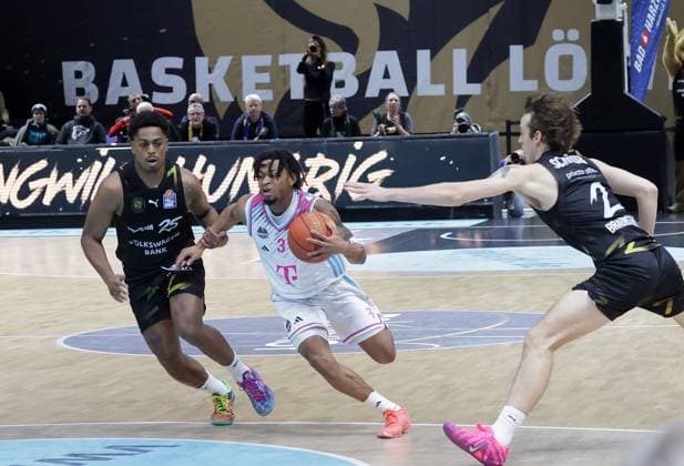 Zachery Cooks (Telekom Baskets Bonn), Grant Sherfield (Braunschweiger Basketball Loewen), Benny Schroeder (Braunschweiger Basketball Loewen) Basketball, Herren, Saison 2025 2026, easyCredit Basketball-Bundesliga, Basketball Loewen Braunschweig gegen Telekom Baskets Bonn