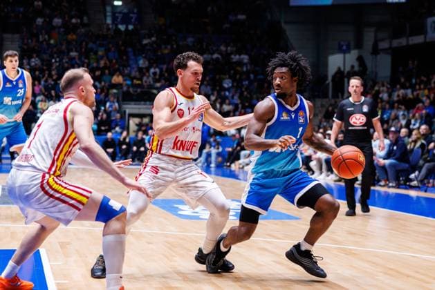 easycredit BBL, Frankfurt Skyliners - Fitness First Würzburg Baskets, 22.11.2025 Isaiah Swope (Frankfurt Skyliners, 1) mit Ball gegen Brae Ivey (Fitness First Würzburg Baskets, 11) Spiel der easycredit BBL Frankfurt Skyliners - Fitness First Würzburg Baskets; am 8. Spieltag der Saison 25 26 in der Süwag Energie ARENA am 22.11.2025 Copyright: xBEAUTIFULxSPORTS Hahnex