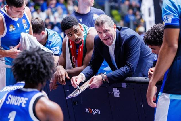 easycredit BBL, Frankfurt Skyliners - Fitness First Würzburg Baskets, 22.11.2025 Trainer Klaus Perwas (Frankfurt Skyliners) mit Anweisungen an sein Team bei einer Auszeit Spiel der easycredit BBL Frankfurt Skyliners - Fitness First Würzburg Baskets; am 8. Spieltag der Saison 25 26 in der Süwag Energie ARENA am 22.11.2025 Copyright: xBEAUTIFULxSPORTS Hahnex