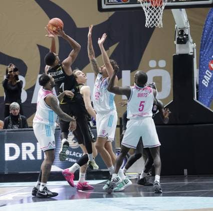 Korbwurf David N™Guessan (Braunschweiger Basketball Loewen)1 Basketball, Herren, Saison 2025 2026, easyCredit Basketball-Bundesliga, Basketball Loewen Braunschweig gegen Telekom Baskets Bonn