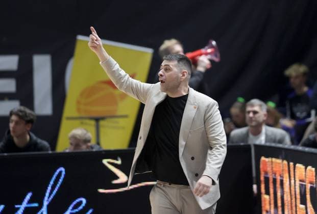 Headcoach Kostas Papazoglou (Braunschweiger Basketball Loewen) Basketball, Herren, Saison 2025 2026, easyCredit Basketball-Bundesliga, Basketball Loewen Braunschweig gegen Telekom Baskets Bonn