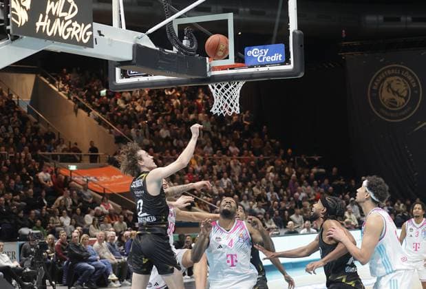 Benny Schroeder (Braunschweiger Basketball Loewen), Jeff Garrett Jr. (Telekom Baskets Bonn) Basketball, Herren, Saison 2025 2026, easyCredit Basketball-Bundesliga, Basketball Loewen Braunschweig gegen Telekom Baskets Bonn