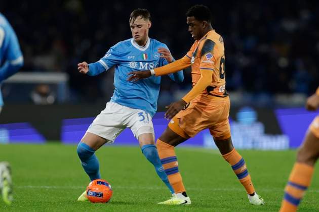 SSC Napoli vs Atalanta BC Napoli s Dutch defender Sam Beukema challenges for the ball with Atalanta s Italian defender Honest Ahanor during the Serie A football match between SSC Napoli and Atalanta BCat the Diego Armando Maradona Stadium in Naples, November 22, 2025. _BPH5797 Copyright: xAntonioxBalascox