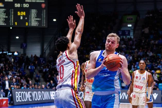 easycredit BBL, Frankfurt Skyliners - Fitness First Würzburg Baskets, 22.11.2025 Till Pape (Frankfurt Skyliners, 19) mit Ball gegen Davion Mintz (Fitness First Würzburg Baskets, 10) Spiel der easycredit BBL Frankfurt Skyliners - Fitness First Würzburg Baskets; am 8. Spieltag der Saison 25 26 in der Süwag Energie ARENA am 22.11.2025 Copyright: xBEAUTIFULxSPORTS Hahnex