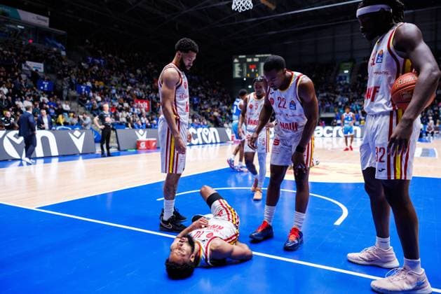 easycredit BBL, Frankfurt Skyliners - Fitness First Würzburg Baskets, 22.11.2025 Davion Mintz (Fitness First Würzburg Baskets, 10) liegt mit Rückenschmerzen am Boden nach einem Sturz Spiel der easycredit BBL Frankfurt Skyliners - Fitness First Würzburg Baskets; am 8. Spieltag der Saison 25 26 in der Süwag Energie ARENA am 22.11.2025 Copyright: xBEAUTIFULxSPORTS Hahnex